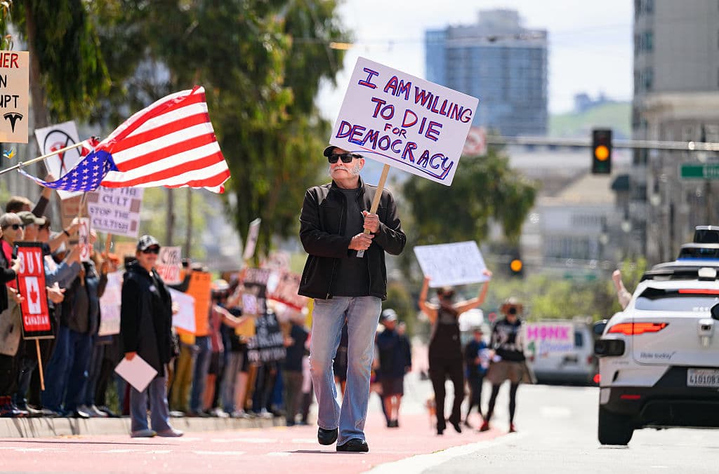 En San Francisco, California, uno de los manifestantes llevaba un mensaje alertando de que deseaba morir "por la democracia" de los Estados Unidos.