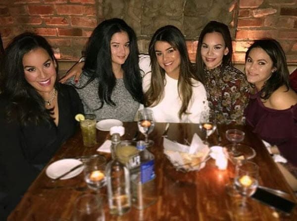 Pero la dominicana también tiene una hermana menor, se llama Ruth (lado izquierdo de Clarissa).