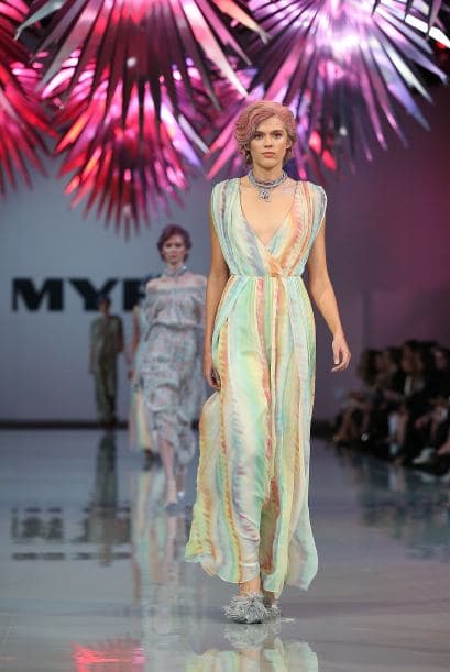 Para darle un toque de sensualidad a todo ésto, los escotes fueron un ingrediente muy importante.