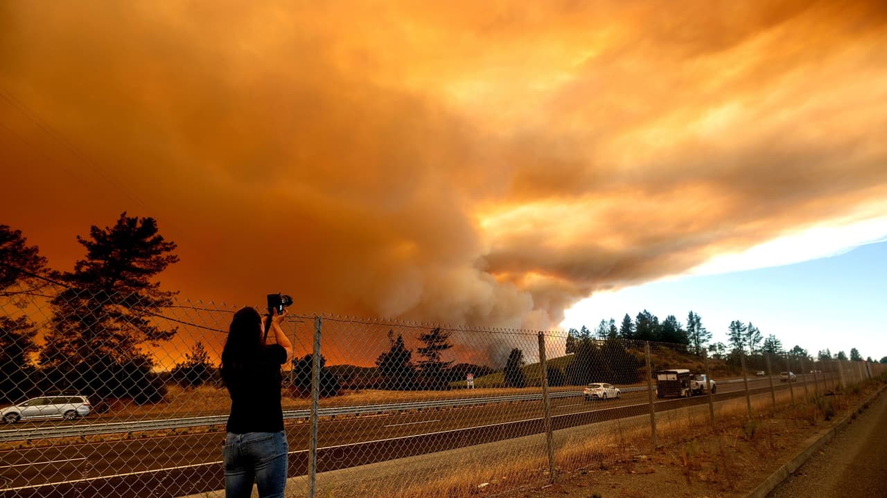Más tormentas eléctricas amenazan a California, que batalla con 550 incendios del tamaño de Rhode Island