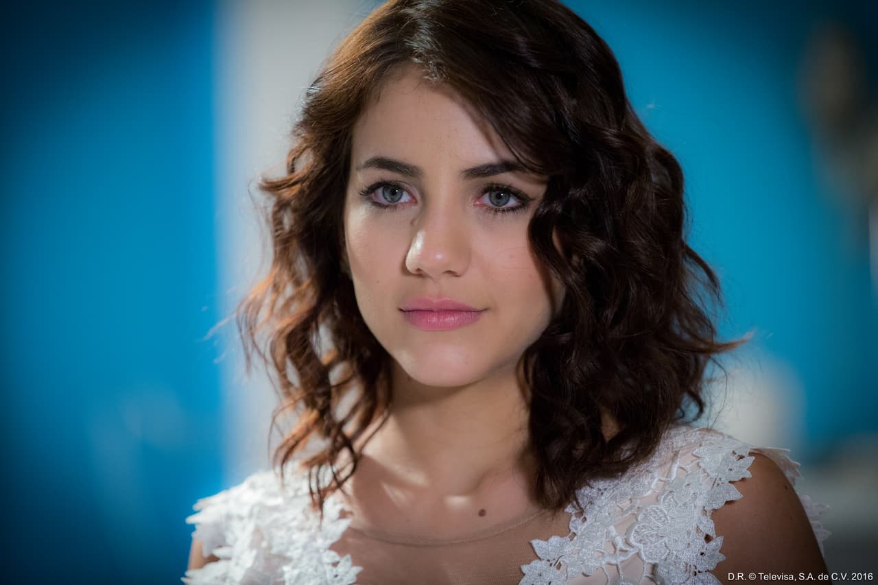 Ela Velden llega como protagonista de esta historia como Maia Alcalá, una residente de medicina pediátrica con un corazón noble y una belleza envidiable. 
<br>