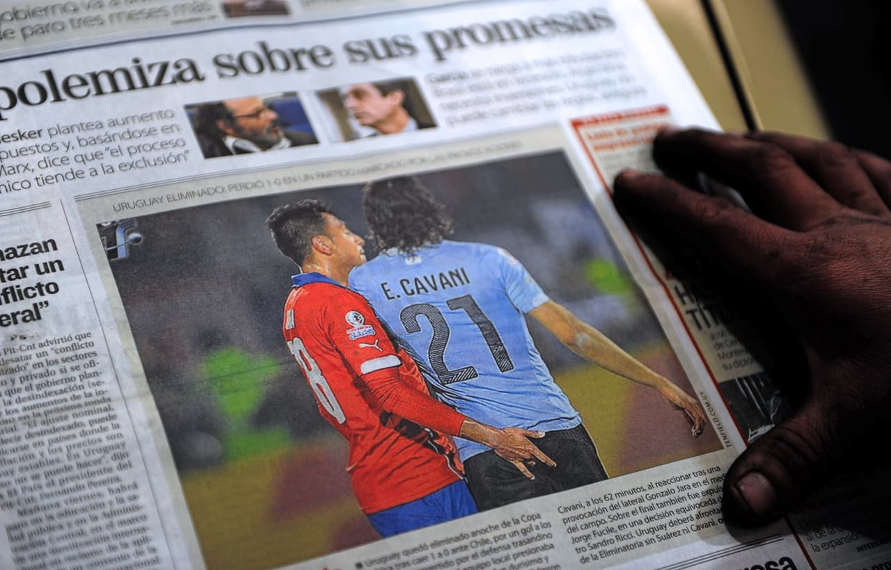 El dedo de Jara a Cavani le da la vuelta al mundo