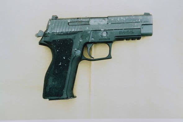 Cuatro armas en total fueron encontradas en posesión del atacantes, además de armas blancas.