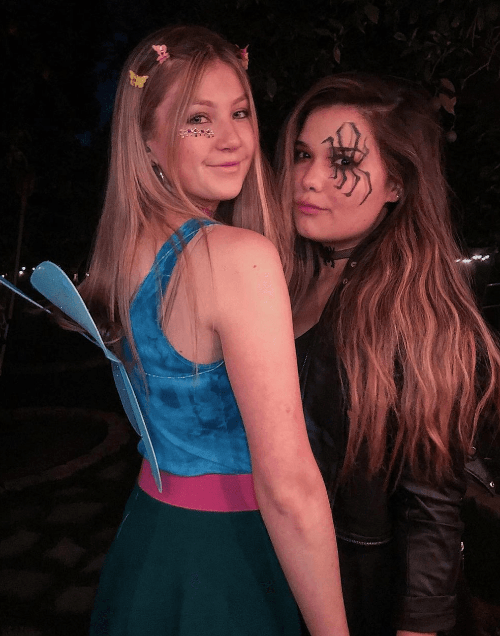 Finalmente, ha mostrado ser una persona muy sociable y que le gusta divertirse con sus amigos, en especial con la actriz Logan Binstock, con quien tiene varias instantáneas.