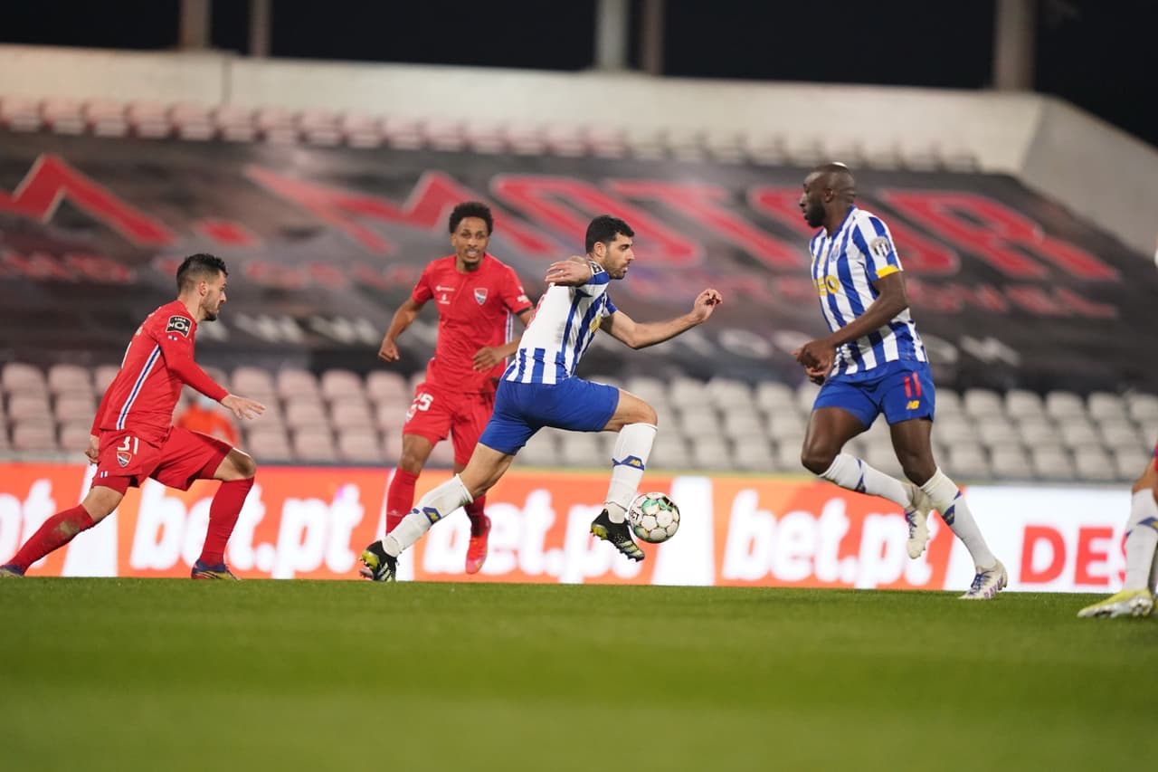 Mateus Uribe (7’) abrió el marcador y Sérgio Oliveira (60’) sentenció el resultado. Porto y Gil Vicente acumulan 48 y 19 unidades en la Primeira Liga. El siguiente compromiso de los Dragones será ante Juventus por un lugar en los Cuartos de la UEFA Champions League.