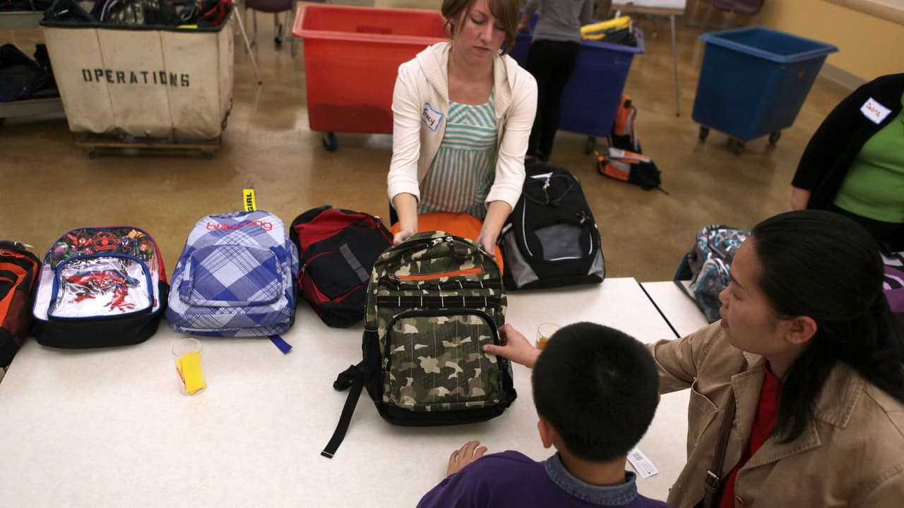 Anuncian entrega gratuita de 1,000 mochilas "llenas de útiles escolares" al este de Houston