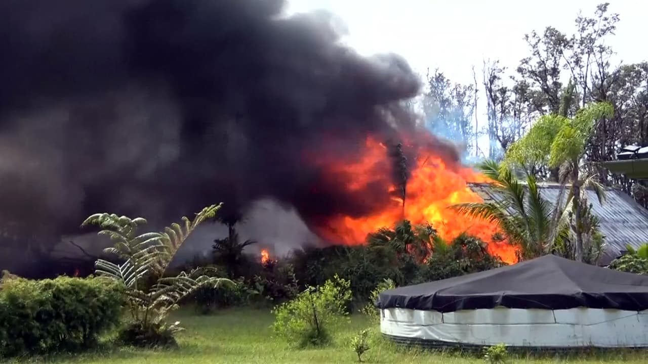 El momento en que la lava incendia una casa en la zona afectada por el Kilauea.