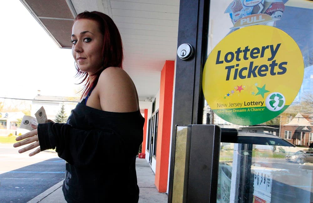 Una mujer sale de un local de lotería en Lawrence Township, Nueva Jersey.