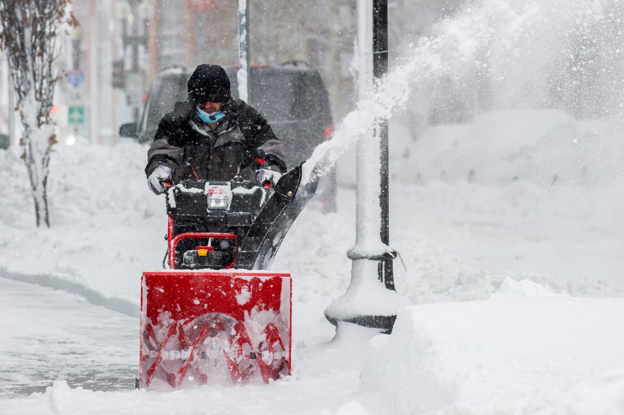 "Obviamente, estamos pidiendo a la gente que se mantenga alejada de las carreteras", dijo el gobernador de Massachusetts, Charlie Baker. Boston (en la foto) registró casi 7 pulgadas de nieve el jueves por la mañana.
<br>