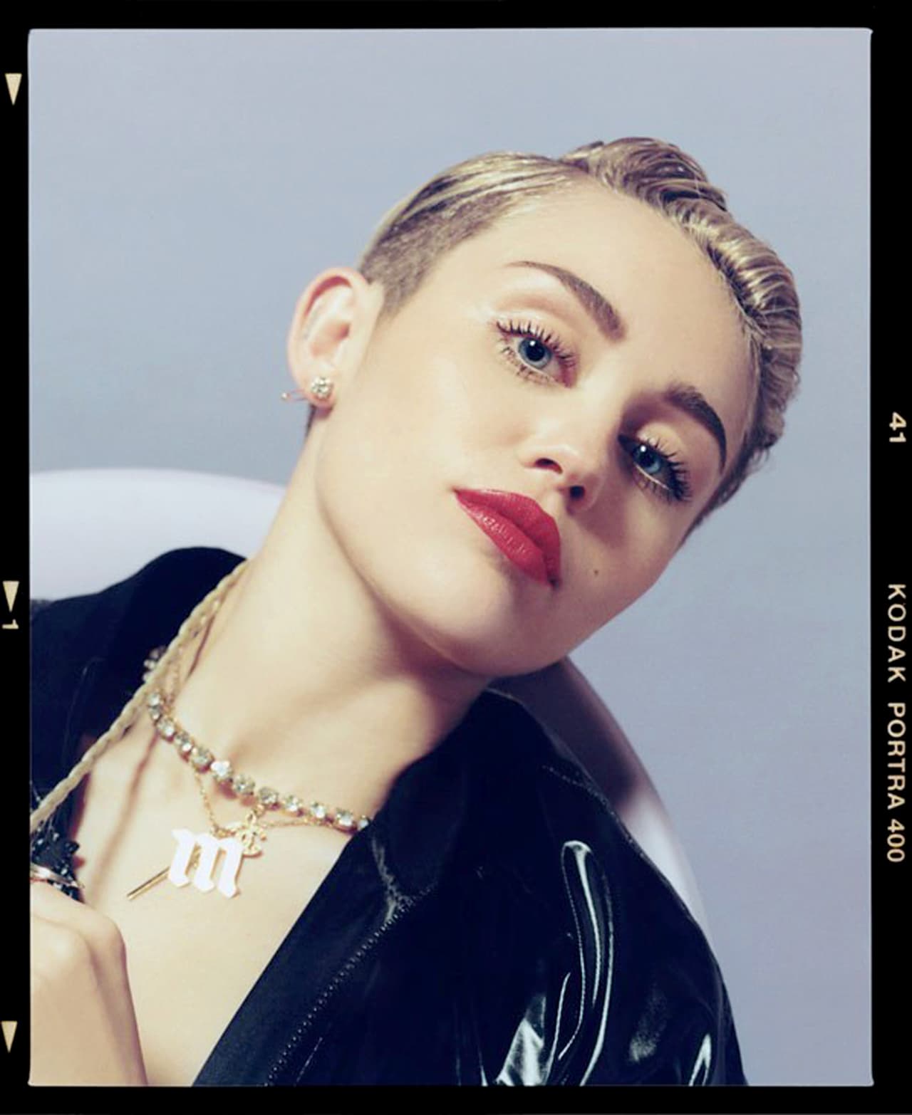 "Me gusta mucho no usar ropa. Me gusta que me asocien con la sexualidad", dijo Miley al periodista Ronan Farrow.