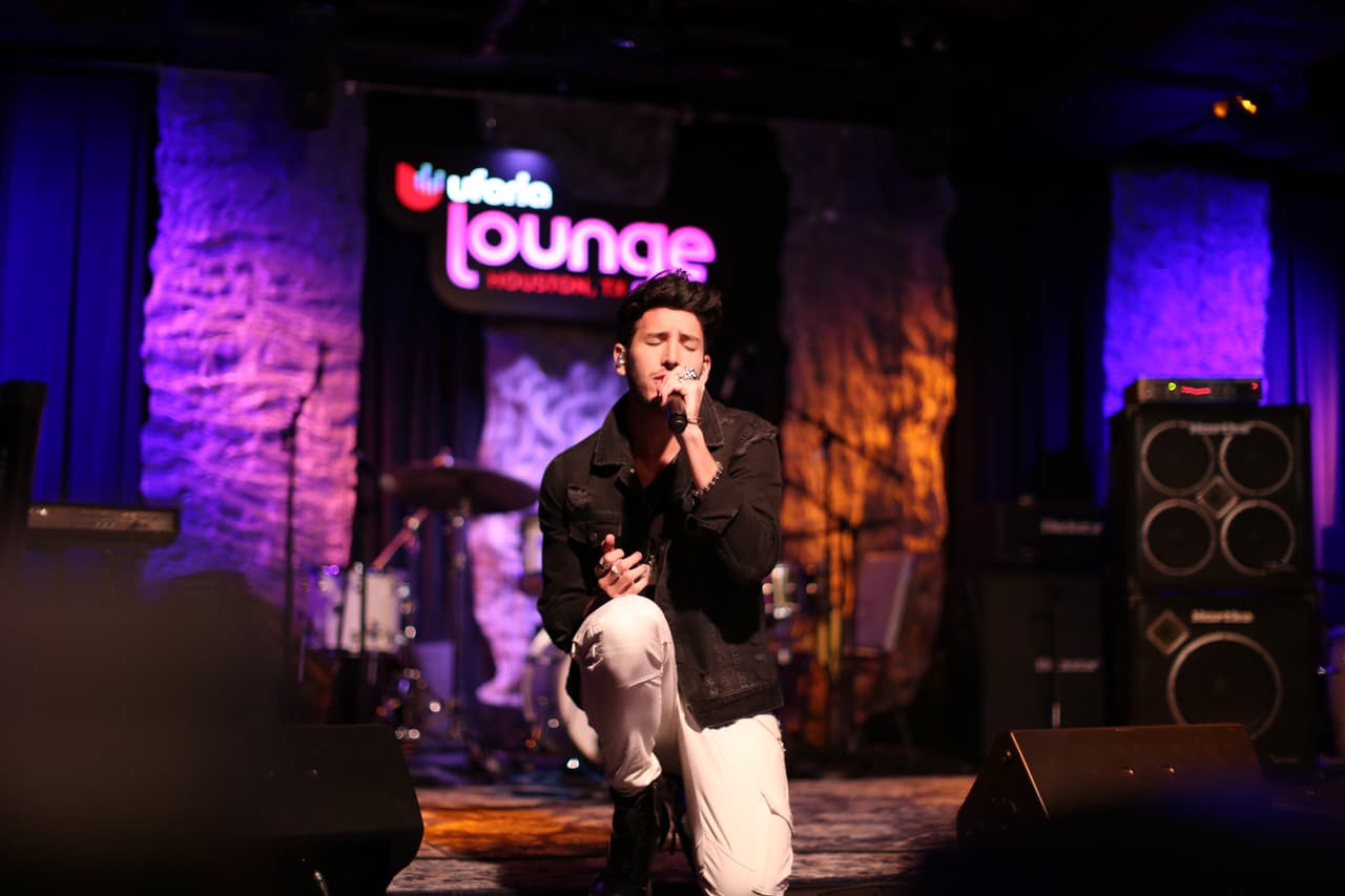 En el evento también estuvo Sebastián Yatra cantando su tema 'Traicionera', un éxito que lo ha llevado a escenarios tan grandes como el de Premio Lo Nuestro.