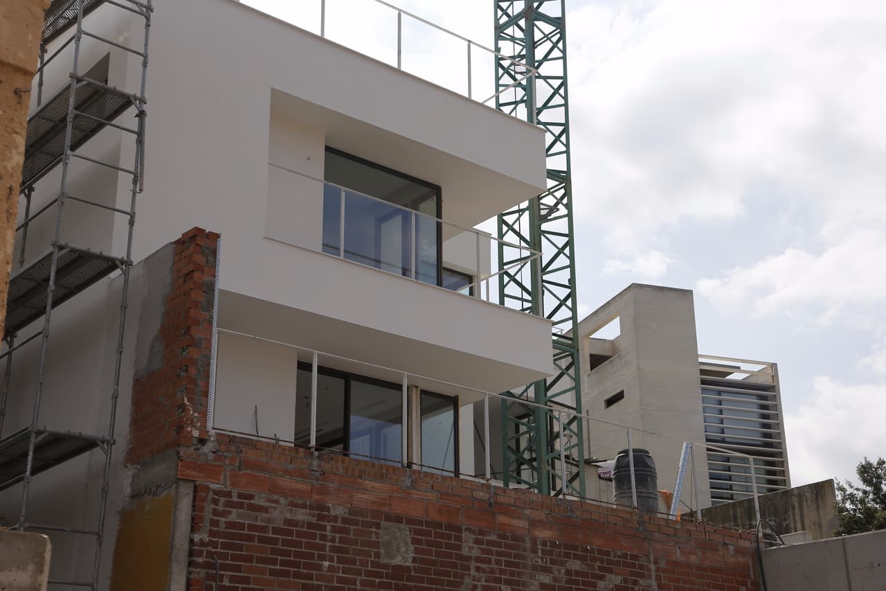 Además, fuentes oficiales destacan que todo parece indicar que este complejo continuará con un diseño similar al resto de sus otras propiedades: líneas limpias, minimalistas y con un aire sofisticado, pero funcional.