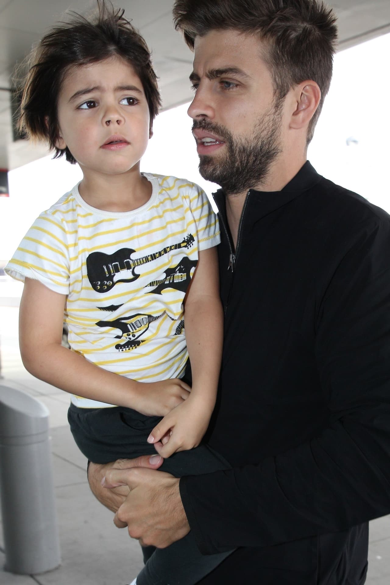 Gerard Piqué tomó la cámara, la empujó y le dijo a la paparazzi "no quiero fotos, ¿vale?".