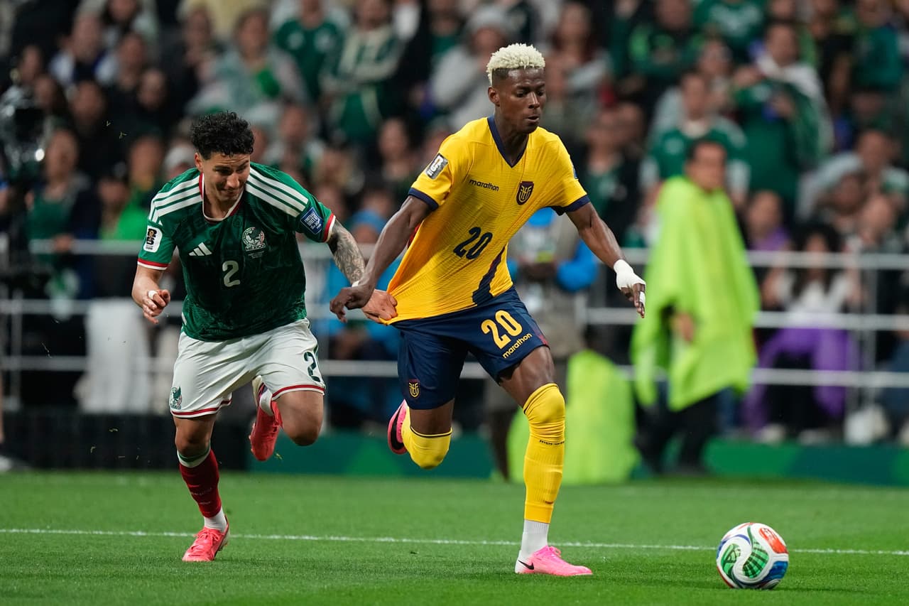 El ecuatoriano Nilson Angulo (20) disputa el balón con el mexicano Jorge Sánchez (2) durante el partido de dieciseisavos de final de la Copa del Mundo entre México y Ecuador, en Ciudad de México, el martes 30 de junio de 2026.