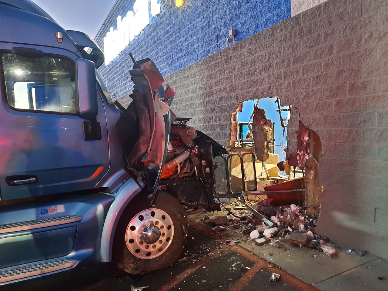 Las imágenes proporcionadas por la policía de Nogales muestran un enorme agujero en la pared de la instalación, la colisión también daño una tubería de agua, lo que provocó que la tienda cerrara hasta nuevo aviso.