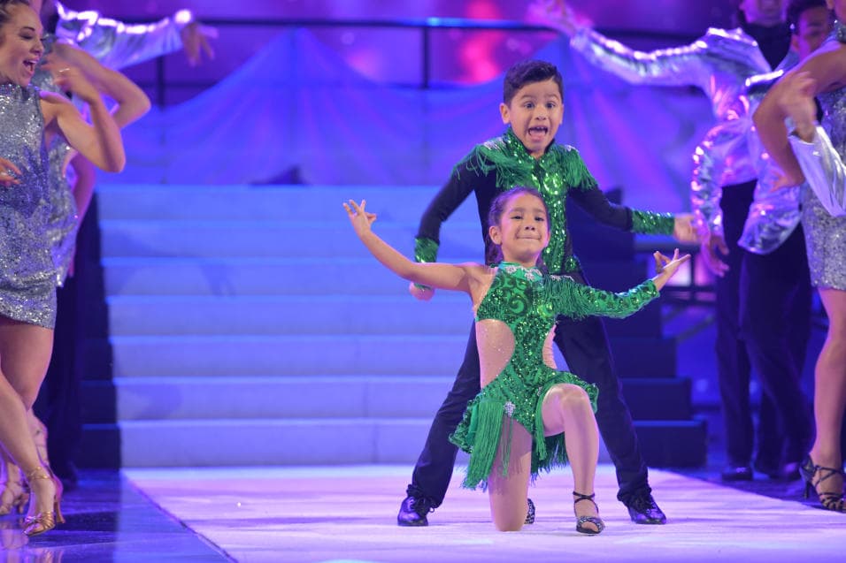 Los bailarines de Los Peque Flow nos sorprendieron una vez más con su derrroche de energía.
<b><a href="http://www.univision.com/shows/pequenos-gigantes/jeanpaul-y-ashley-se-aventaron-un-super-mambo-bailando-dame-cinco-video" target="_blank">Mira la presentación</a></b>