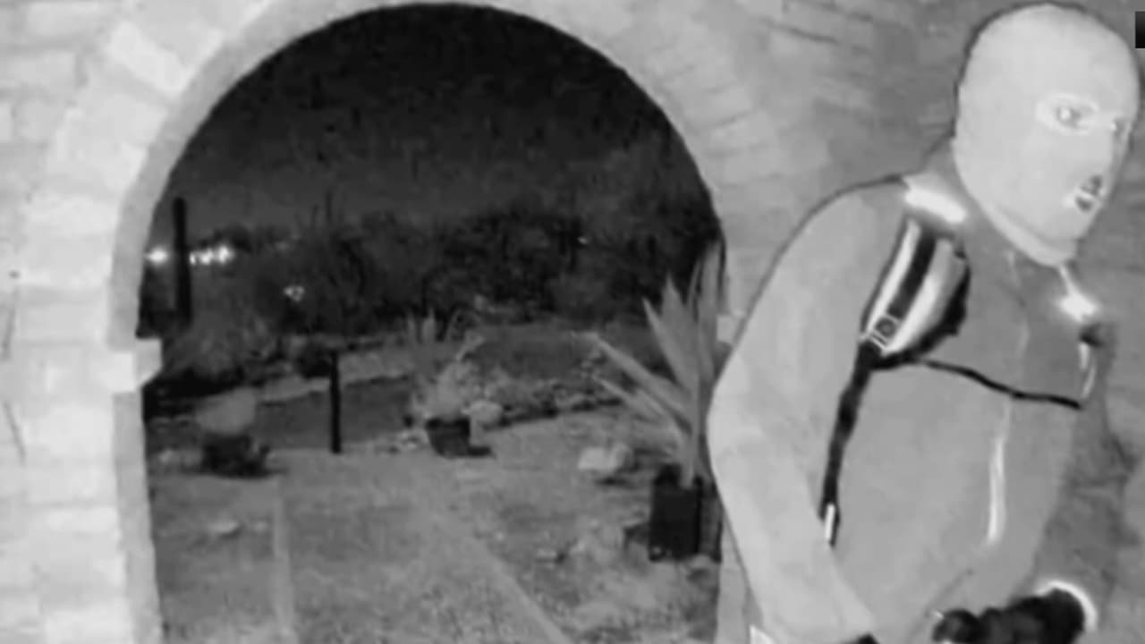 Caso Nancy Guthrie: Video clave muestra a sospechoso armado; "cámara lo tomó por sorpresa"