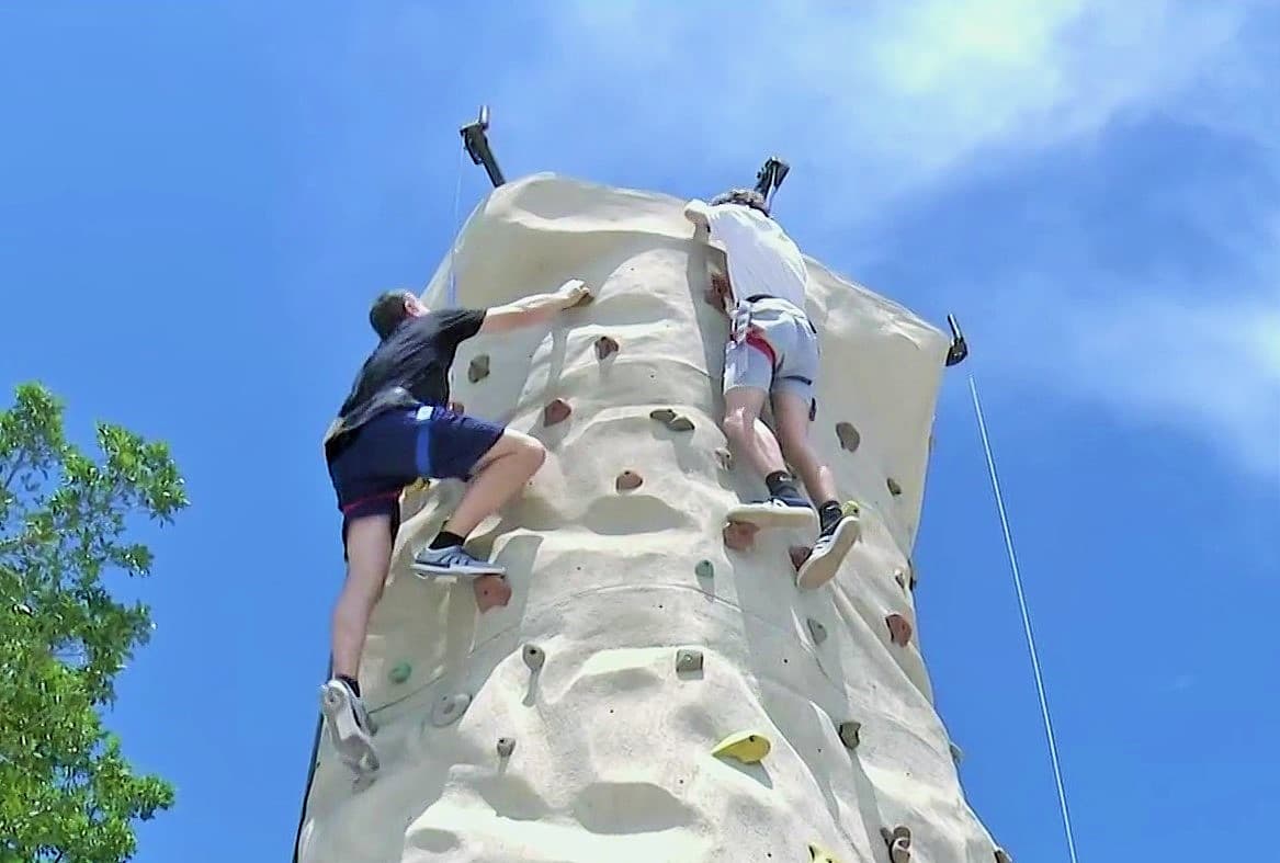 Escalar, aventarse en tirolesa, recorrer circuitos de obstáculos y hasta volar fueron algunas de las actividades que hicieron padre e hijo. El resultado final fue 3-2 a favor de Alex Tacher.
<br>
