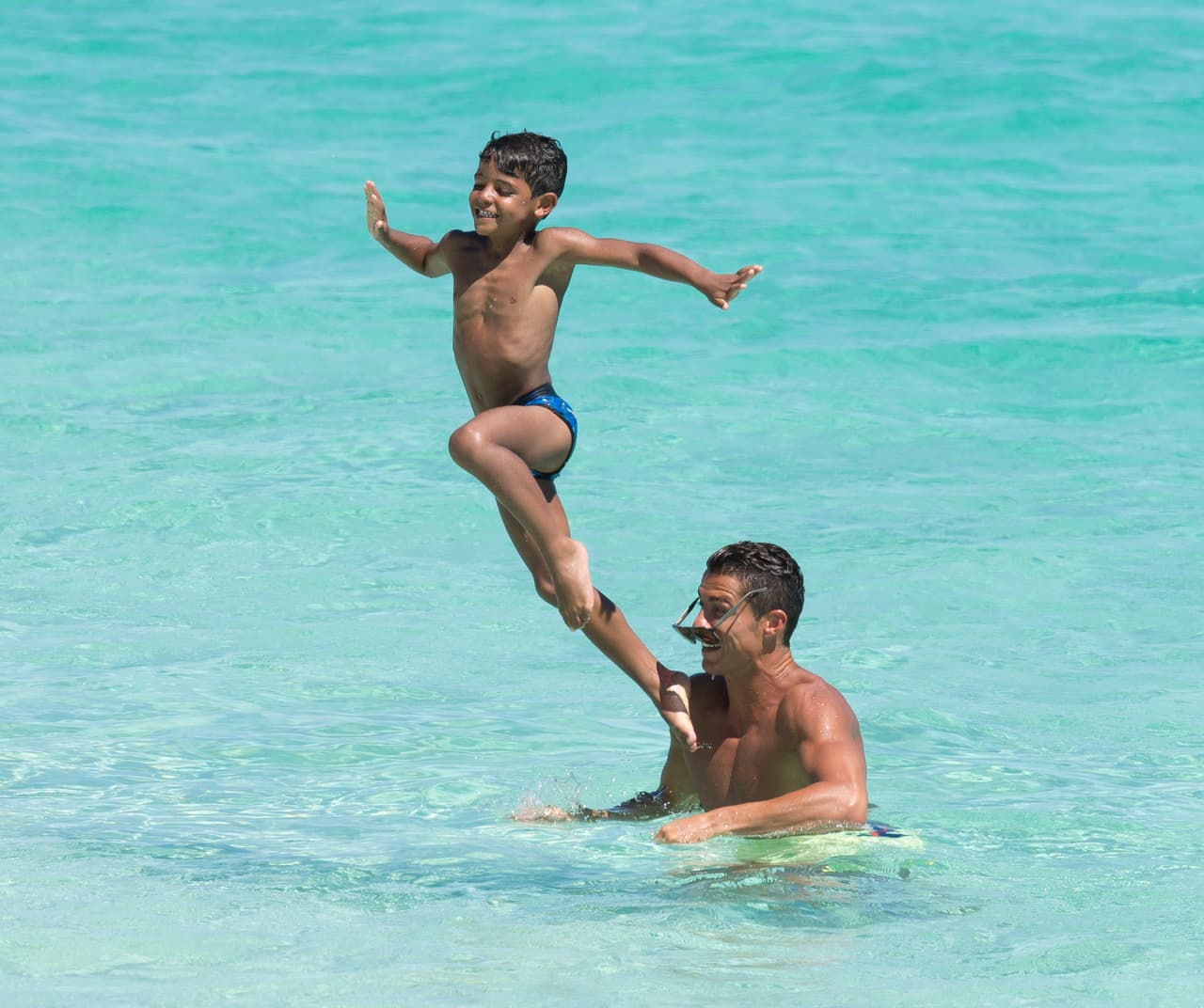 Su padre lo observaba atento y orgulloso ¡Mira nada más su cara!