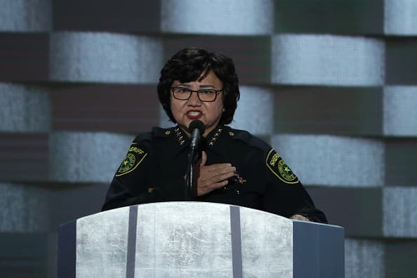 Lupe Valdez, sheriff del condado Dallas, anunció en 2015que no entregaría indocumentados a las autoridades de inmigración que no implicaran un riesgo significativo para el público y aseguró que se analizaría caso por caso. La política le valió una amonestación del gobernador.