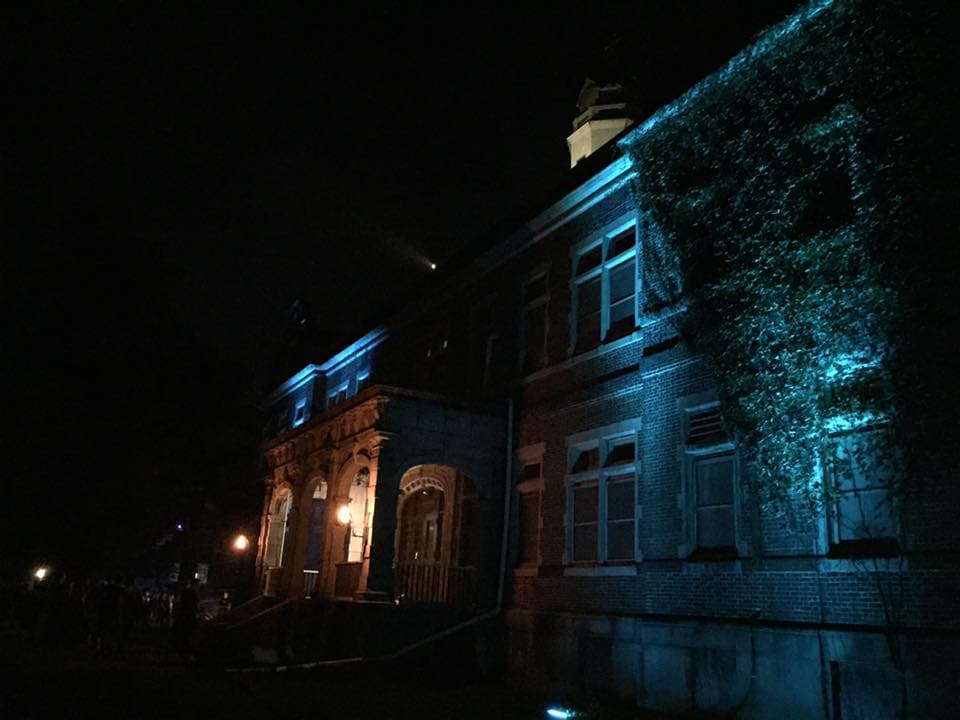 <b><a href="https://pennhurstasylum.com/" target="_blank">Pennhurst Asylum (Spring City</a></b>
<a href="https://pennhurstasylum.com/" target="_blank">)</a>: Ubicada en las instalaciones originales del manicomio, la atracción presenta cuatro partes emocionantes, por ejemplo, deberás evitar a los presos torturados en las habitaciones oscuras y habitadas del Asilo Pennhurst. Luego, en el Dungeon of Lost Souls, los visitantes podrán ingresar a un laberinto inquietante lleno de experimentos al estilo de Frankenstein que salieron mal. Y aún hay más.