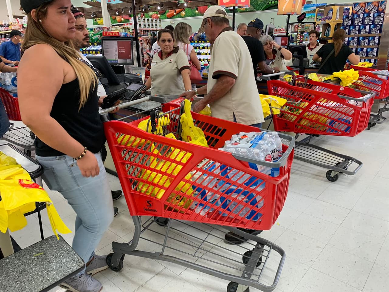 Comida enlatada es otro de los productos que buscan los residentes.