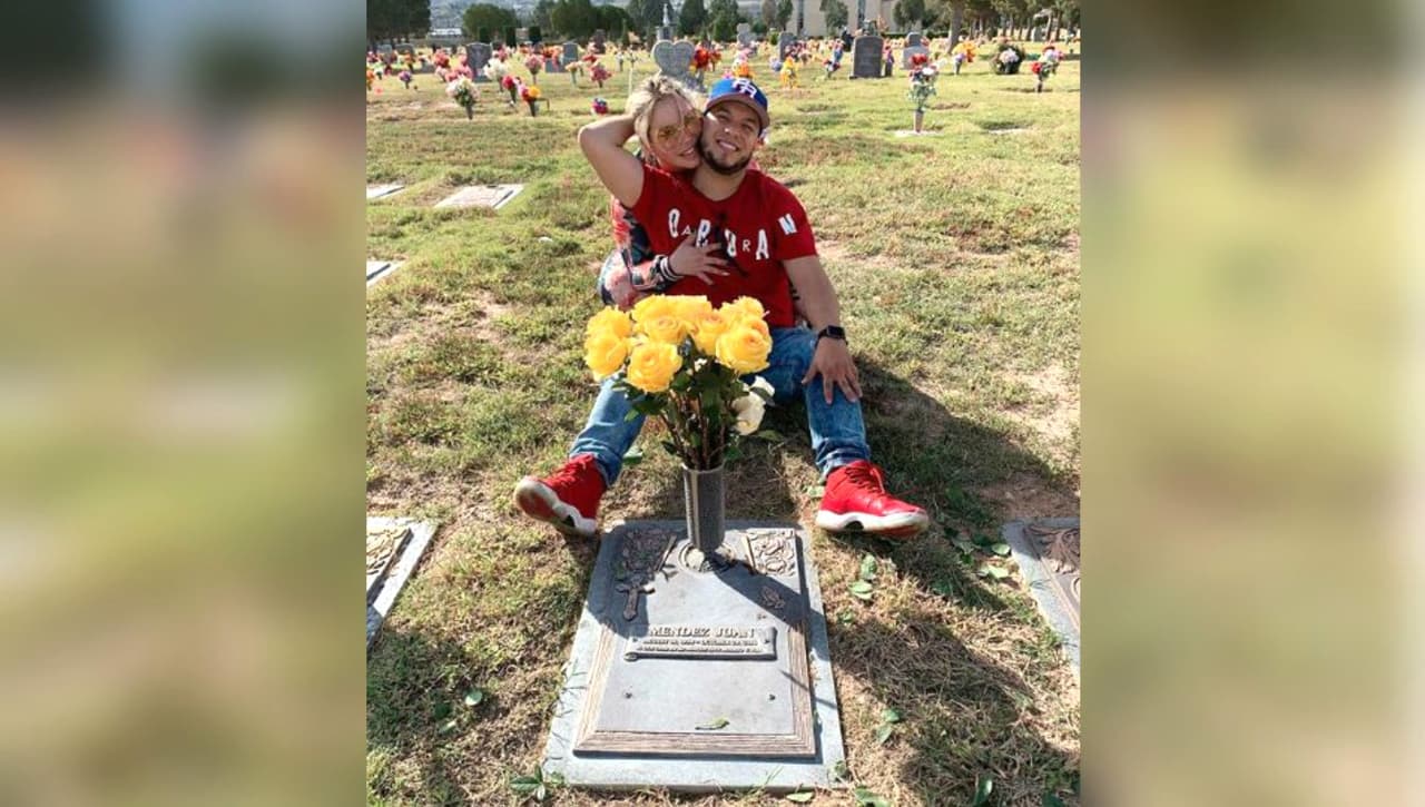 <b>Lorenzo Méndez</b> recibió el abrazo de 
<b><a href="https://www.univision.com/shows/el-gordo-y-la-flaca/chiquis-rivera-tiene-una-razon-para-seguir-usando-el-anillo-de-compromiso-de-su-ex-lorenzo-mendez-video">su prometida, Chiquis Rivera,</a></b> durante la visita que hizo el pasado lunes a 
<b>la tumba de su padre, Juan Méndez</b>.