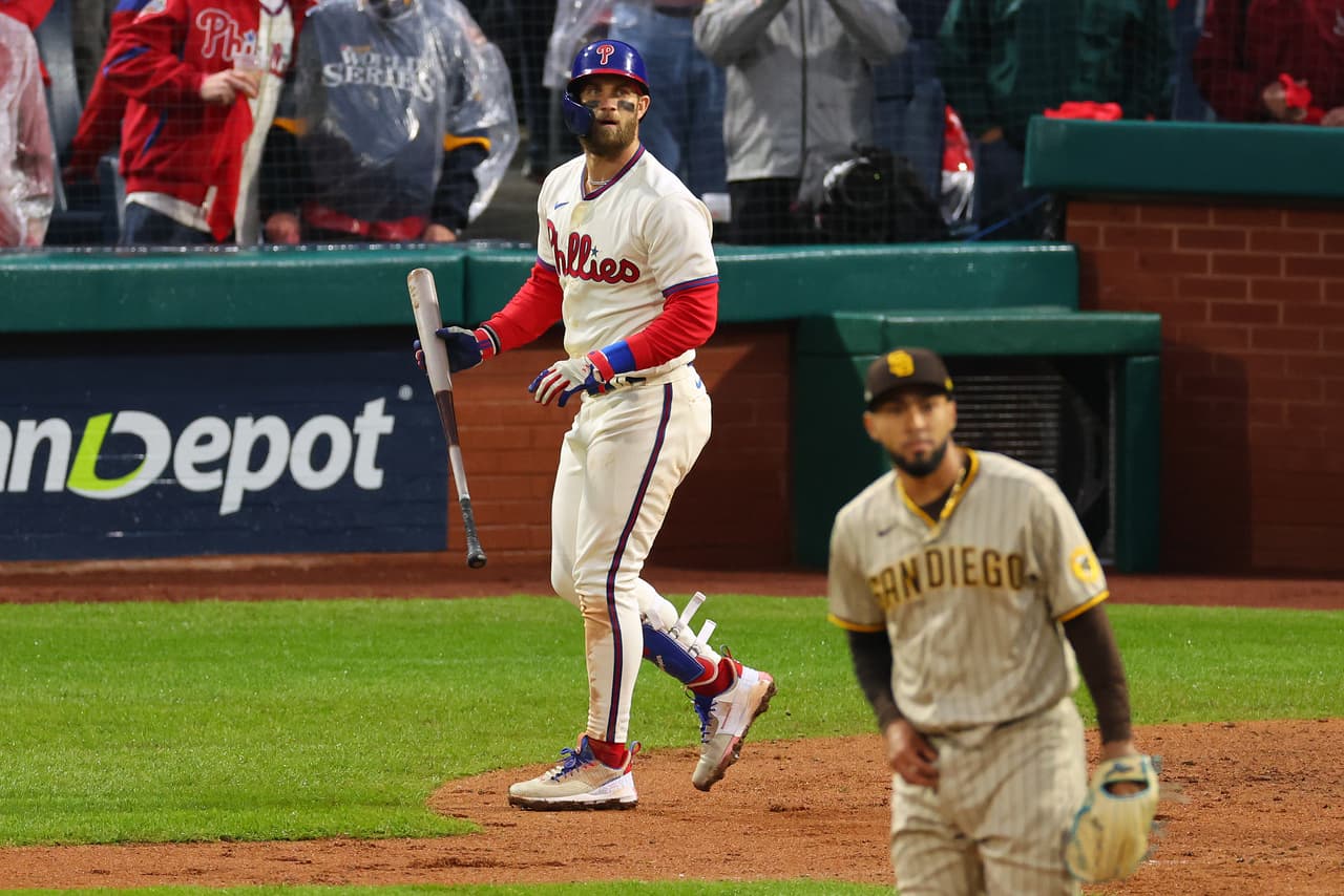 Bryce Harper # 3 conecta un jonrón de dos carreras durante la octava entrada.
