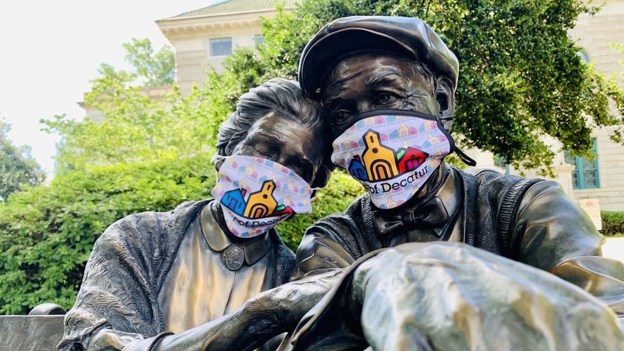 El Ayuntamiento de Decatur aprobó una ordenanza sobre mascarillas. Se requeriría que las personas usen máscaras en lugares públicos, transporte y lugares al aire libre.Una cláusula de la ordenanza dice que si no cumple con esto, puede recibir una multa de hasta $ 500.