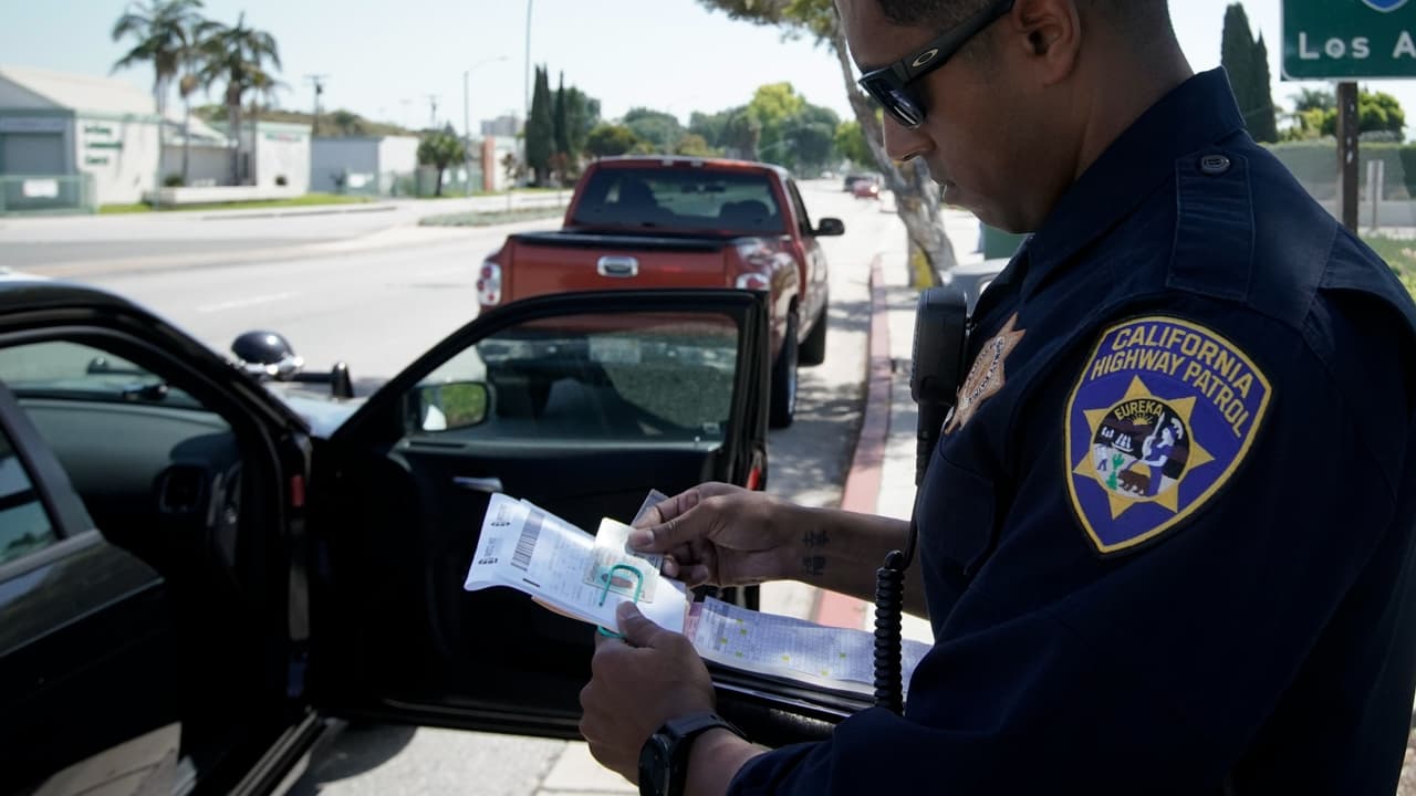 Esta ley de California acaba de eliminar los cargos adicionales a las multas de tránsito