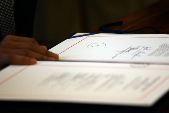 A la esperada firma no asistieron ni el presidente de la Cámara de Representantes, el republicano John Boehner, ni el jefe de la mayoría demócrata en el Senado, Harry Reid.