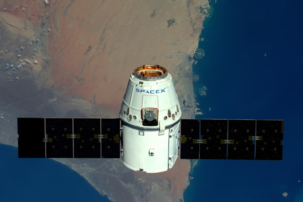 Una cápsula de SpaceX llega a la Estación Espacial Internacional con computadoras, telescopios, 20 ratones y helados