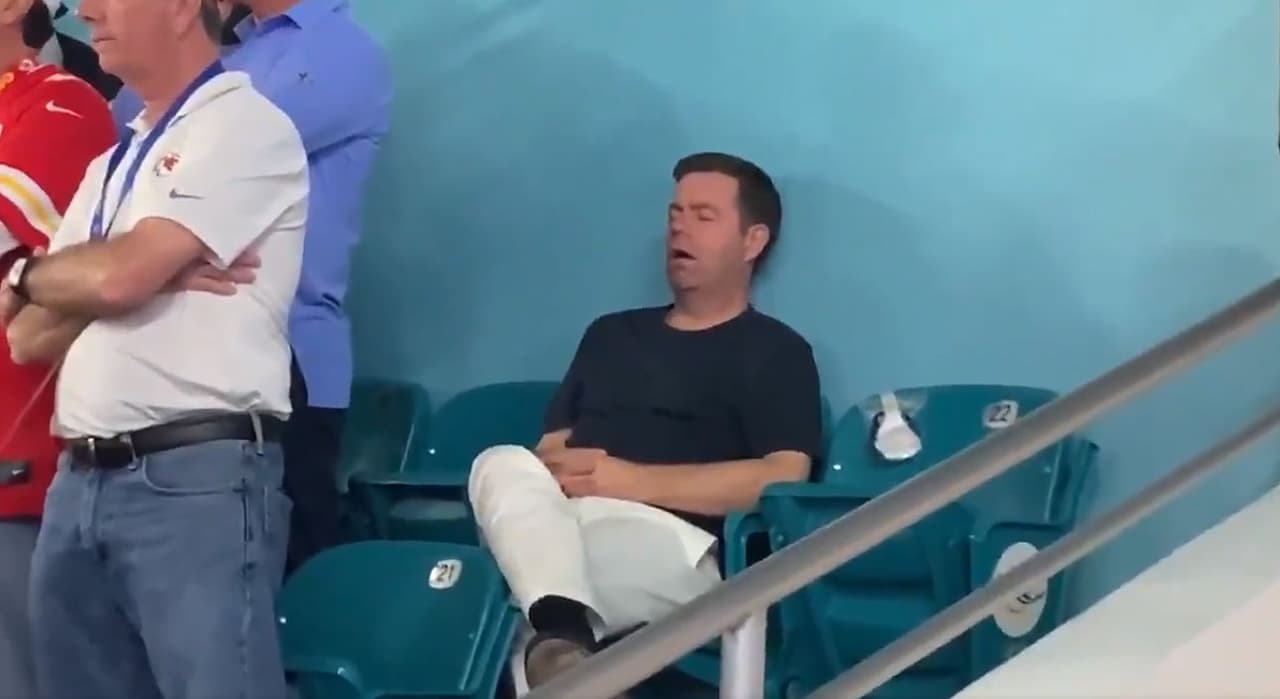 Aficionado se duerme durante el Super Bowl LIV