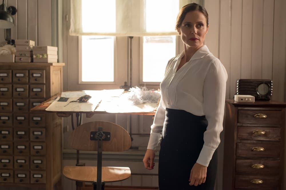 Doña Blanca trata de ayudarla.