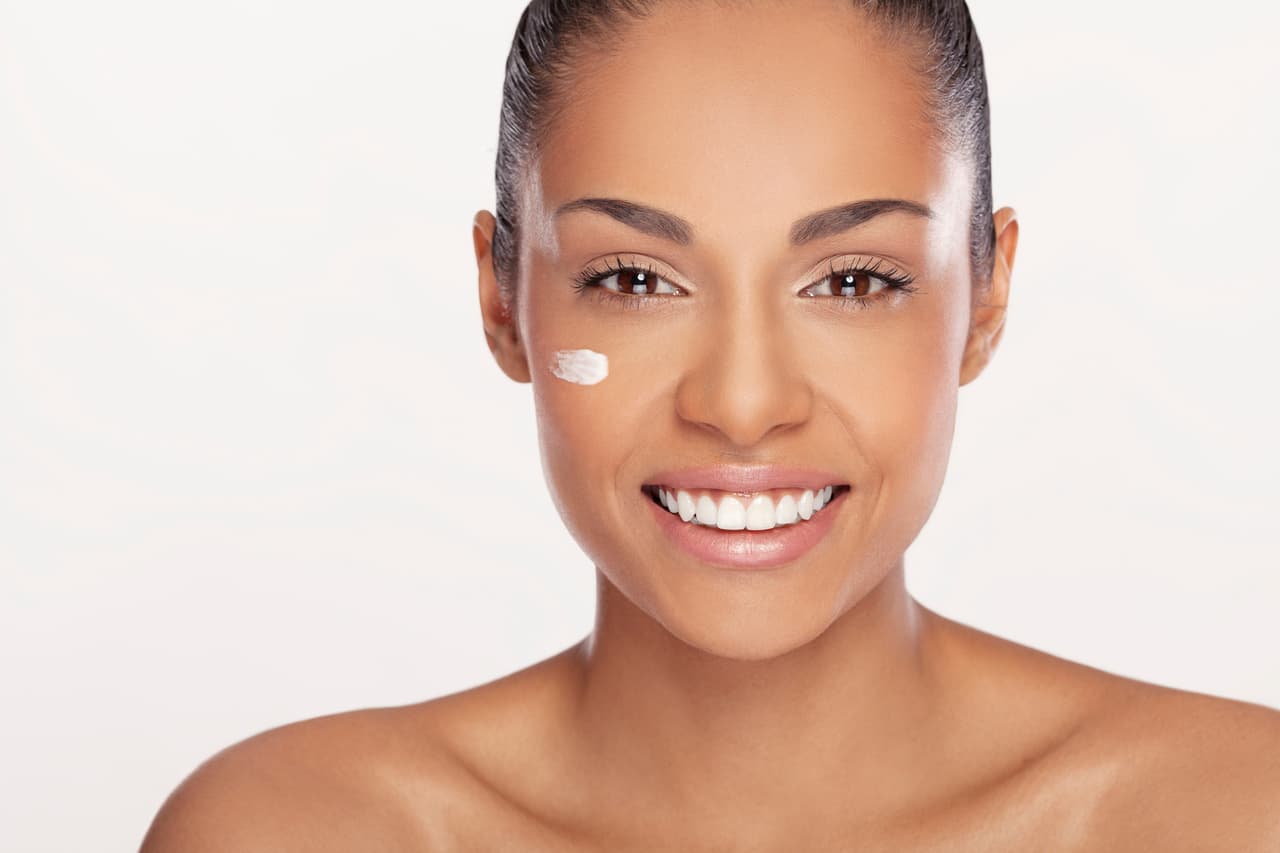 <h3>Crema de ojos </h3> La piel alrededor de los ojos, al ser más delgada y delicada, es la primera en mostrar los signos de
<a href="http://www.vogue.com/13392486/skin-care-products-to-use-20s-30s/">envejecimiento</a>. Esta zona, además, tiene menos glándulas de grasa así es que requiere de una crema especial para mantenerla
<a href="http://www.bodyandsoul.com.au/beauty/news-reviews/skincare-essentials-6-basics-every-skincare-regimen-needs/news-story/2225f789710924ce7ec9cd5a296b28c5">humectada</a>. Para prevenir las arrugas usa una fórmula con antioxidantes. Una crema con ingredientes más potentes, como retinol o ácido halurónico, ayudarán a minimizarlas.
<br>