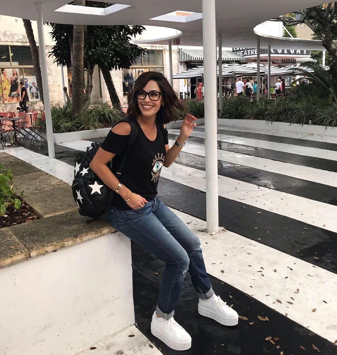 La presentadora originaria de Chihuahua, México, se viste para cada ocasión y cuando va al centro comercial la vemos con looks joviales.