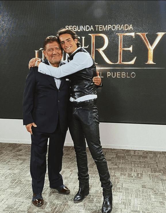 Además, confirmó que laboralmente 
<a href="https://www.univision.com/shows/el-gordo-y-la-flaca/emilio-osorio-no-volvera-a-trabajar-con-su-padre-juan-osorio-y-te-contamos-por-que-video">se separó de su padre Juan Osorio</a>, quien desde niño había manejado su carrera.
<br>