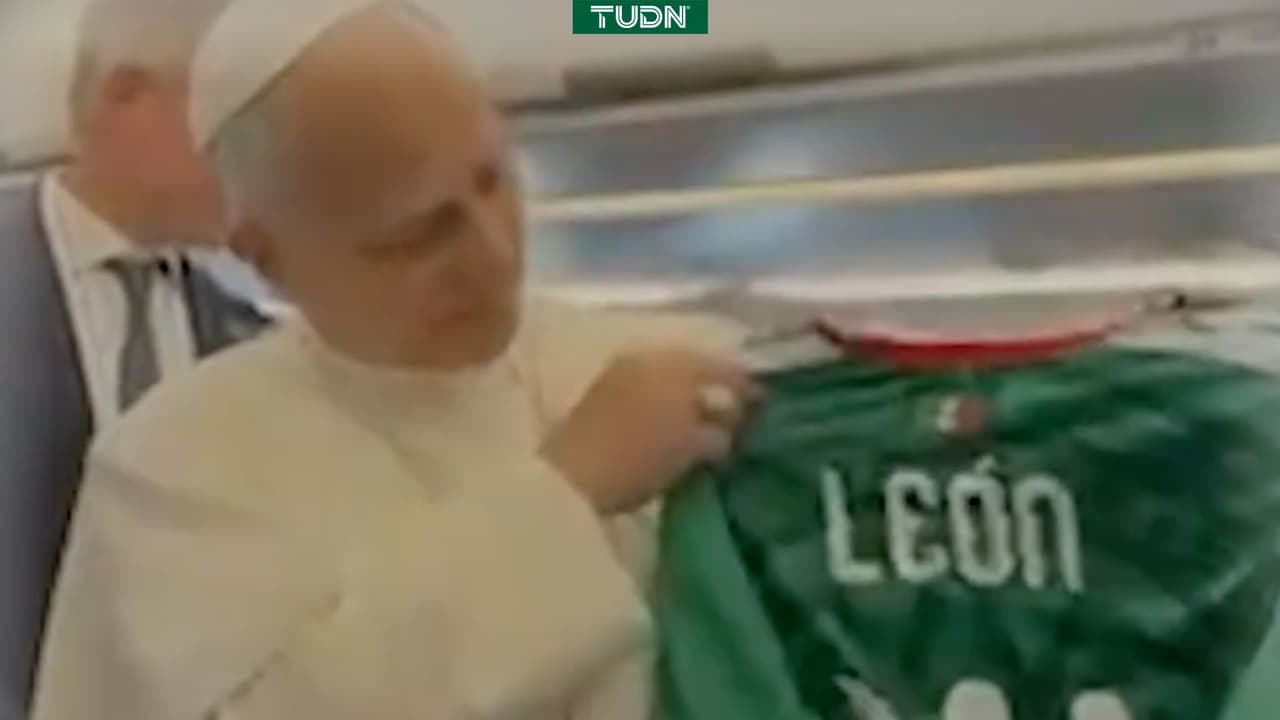 ¡Ayuda divina! Papa León XIV posa con jersey del Tri antes del Mundial