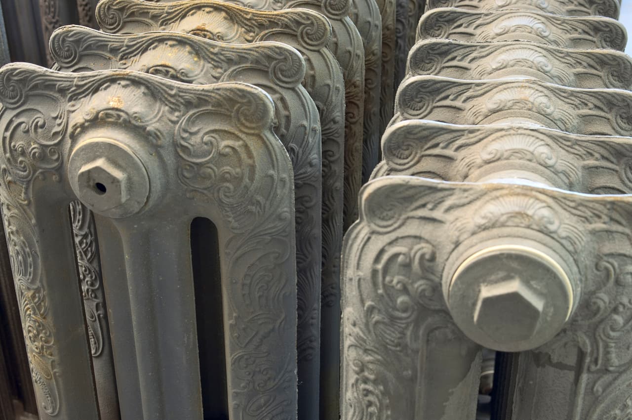 Si se calienta demasiado y no tienes control sobre la calefacción, puedes instalar un dispositivo en el propio radiador que te permita controlar la cantidad de calor que se genera, según recomienda el medio 
<b>6sqft.</b> Sin embargo, tendrás que saber si tienes un radiador de una o dos piezas. Además, esta opción es un poco costosa.