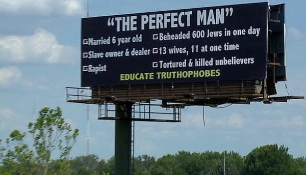 Una valla en el lado este de Indianápolis, en Indiana, captó la atención de todos los conductores, en especial el de los musulmanes locales: en ella se describe al hombre musulmán "perfecto" como alguien que se casa con una niña de 6 años, es un violador, tortura y mata a los no creyentes y tiene 13 esposas. Los opositores le aseguraron a Fox 59 que la cartelera está destinada a menospreciar la fe musulmana y su profeta principal, Muhammad.