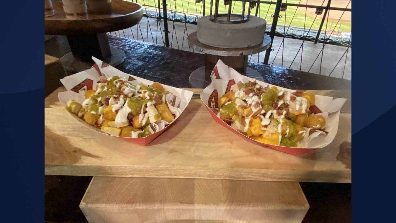 <b>505 Green Chile, Chicken Bacon y Ranch Tots</b> (pollo asado, tots, queso nacho, tocino, 505 chile verde)
<br>