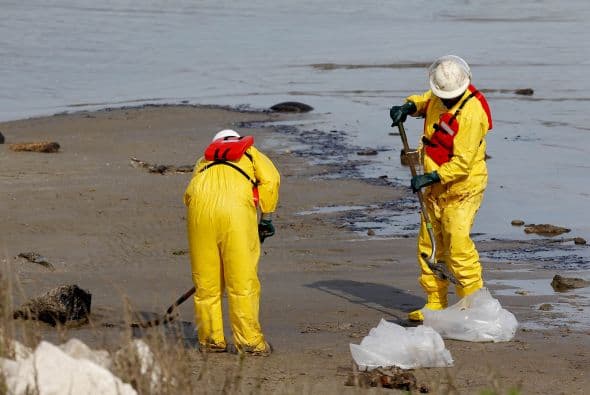 Continúan las labores de limpieza tras derrame de petróleo