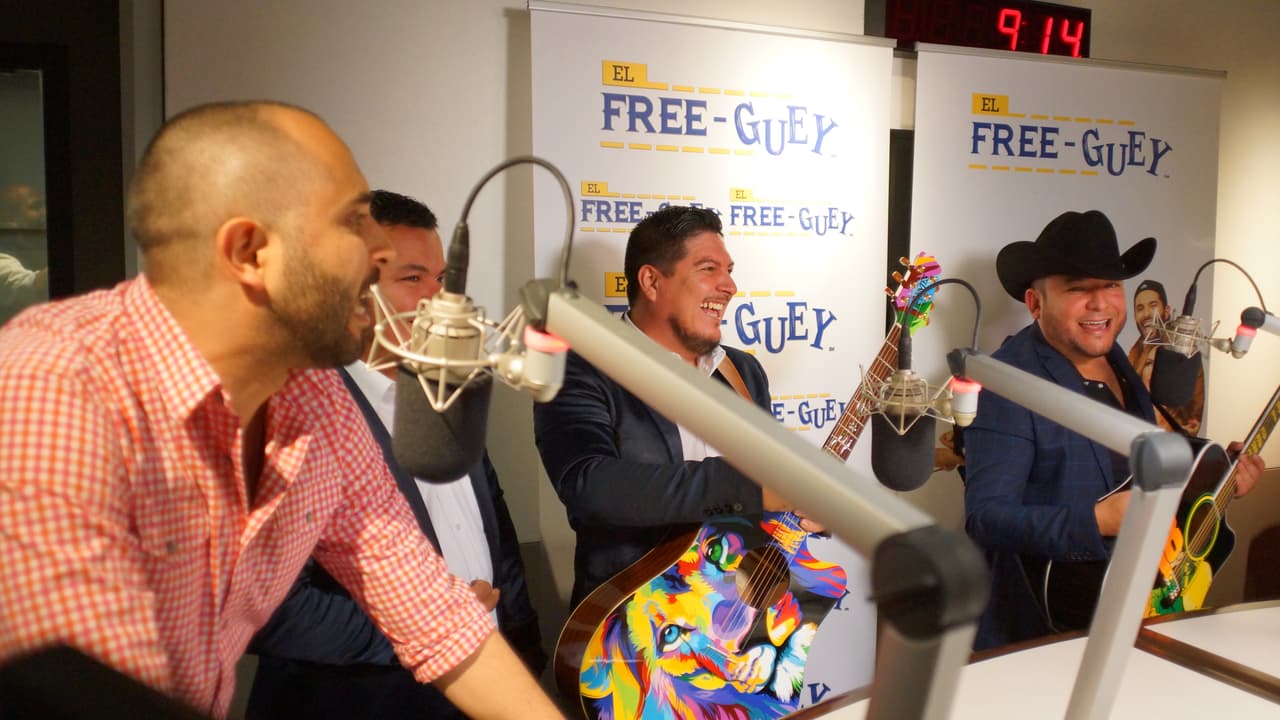 El Compa Ivan, El Tambochi y La Bronca se tomaron fotos, cantaron y hablaron de todo un poco con el compositor sinaloense.