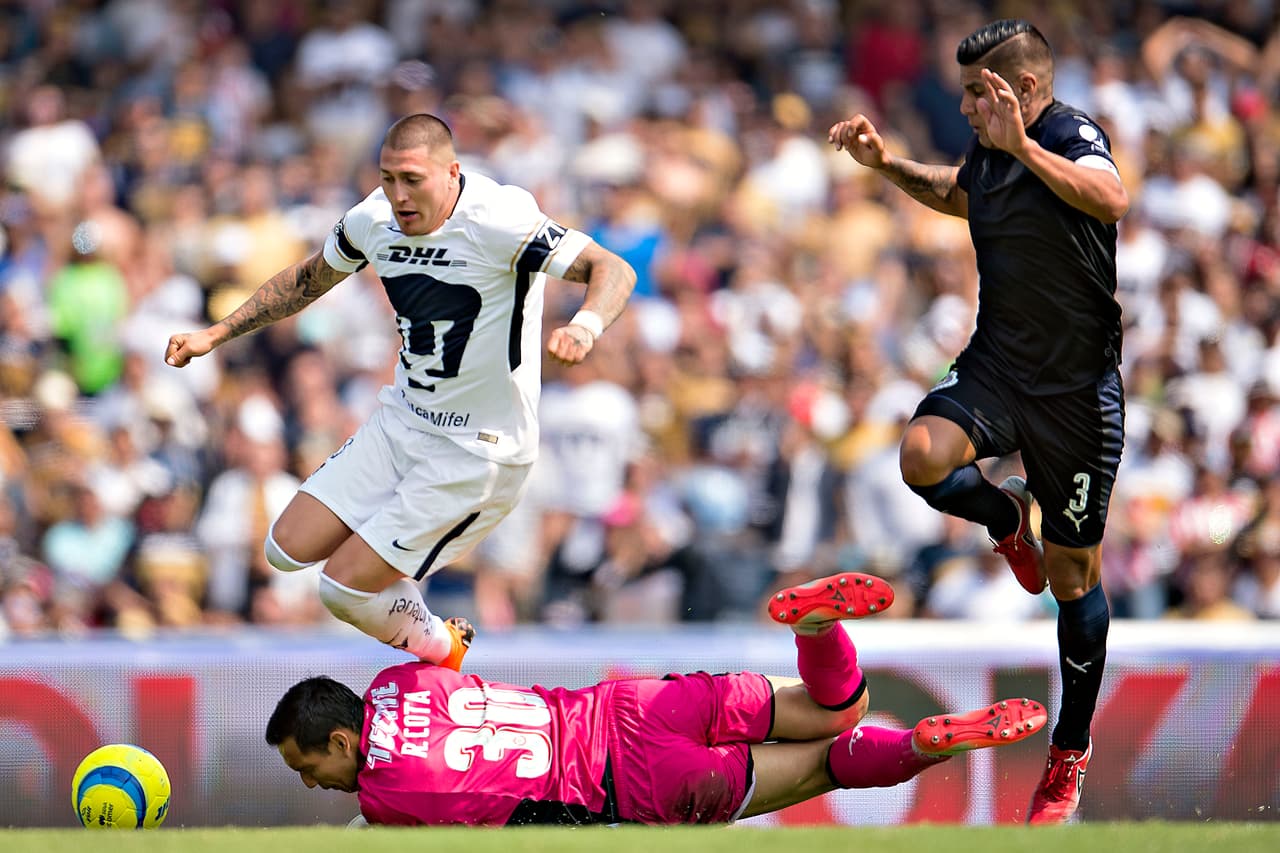 Esta fue la jugada del penal que se marcó en el último minuto. Alanís fue de nueva cuenta el encargado de cobrar pero su disparo se fue a las nubes. El marcador ya no se movió.