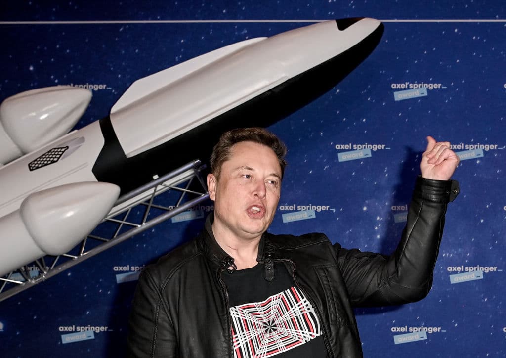 La sede de
<b>Tesla</b> y
<b> SpaceX</b>, compañías propiedad de Elon Musk, continúan en California, aunque ha mudado ya la fundación que lleva su nombre a Austin. Al anunciar su decisión, Musk criticó al gobierno californiano y dijo que "no era un buen ambiente para los emprendedores". Texas ofrece ventajas fiscales para el multimillinario. El estado no cobra impuestos por las ganancias de individuos. El empresario obtuvo este año compensaciones por sus acciones en bolsa, lo que le ha convertido en una de las personas más ricas del mundo.
