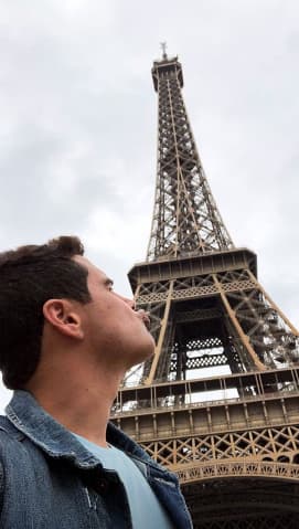 Él se siente feliz de ver sus sueños hechos realidad y poder celebrar un año más lleno de satisfacciones.