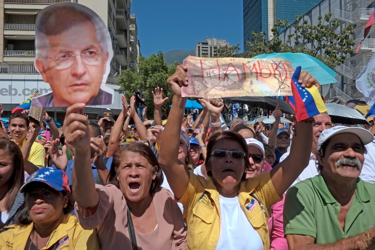 Una manifestante sostiene un foto del alcalde de Caracas, Antonio Ledezma, en una protesta contra la crisis convocada por la oposición el 23 de enero de 2016.