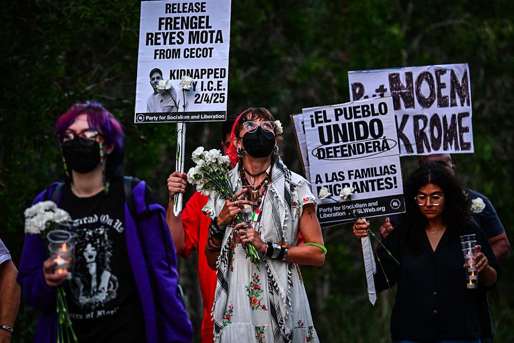Entre los manifestantes hubo quienes llamaron la atención de ICE sobre casos específicos, como el del 
<b><a href="https://www.univision.com/local/tampa-wvea/reconoce-a-su-esposo-deportado-por-un-video-viral-desde-una-carcel-en-el-salvador" target="_blank">Frengel Reyes Mota, quien fue deportado al CECOT,</a></b> la prisión de El Savador.
<br>Otras personas pidieron que 
<b><a href="https://www.univision.com/noticias/kristi-noem-secretaria-de-seguridad-nacional-define-mal-el-habeas-corpus-es-un-derecho-del-presidente-para-expulsar-a-personas-video" target="_blank">Kristi Noem, la secretaria del Departamento de Seguridad Nacional de EEUU</a></b>, sea encarcelada en Krome.