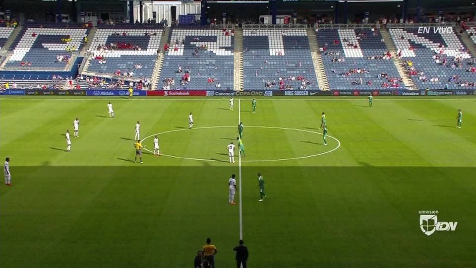 Arranca el partido y la pelota está en juego.