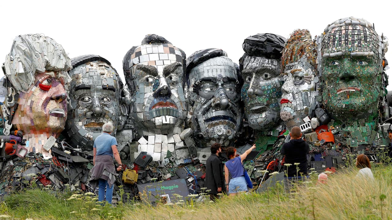 Los mandatarios representados con desechos: la curiosa escultura que recibió a los líderes del G7